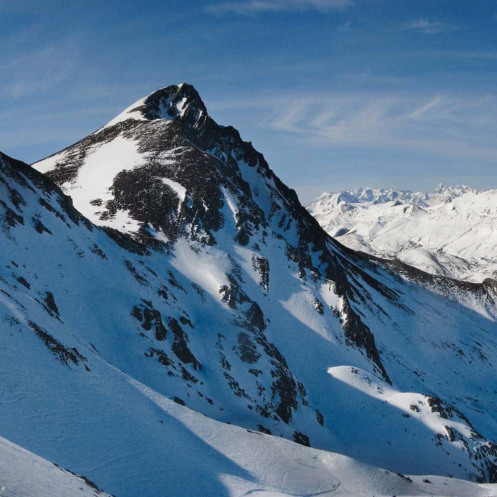 Cima de montaña con nieve