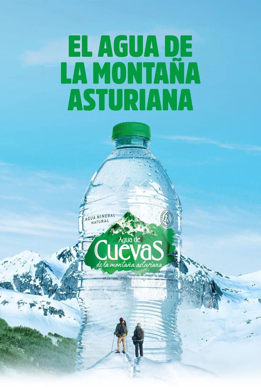 Montaña de paisaje con dos personas viendo el horizonte